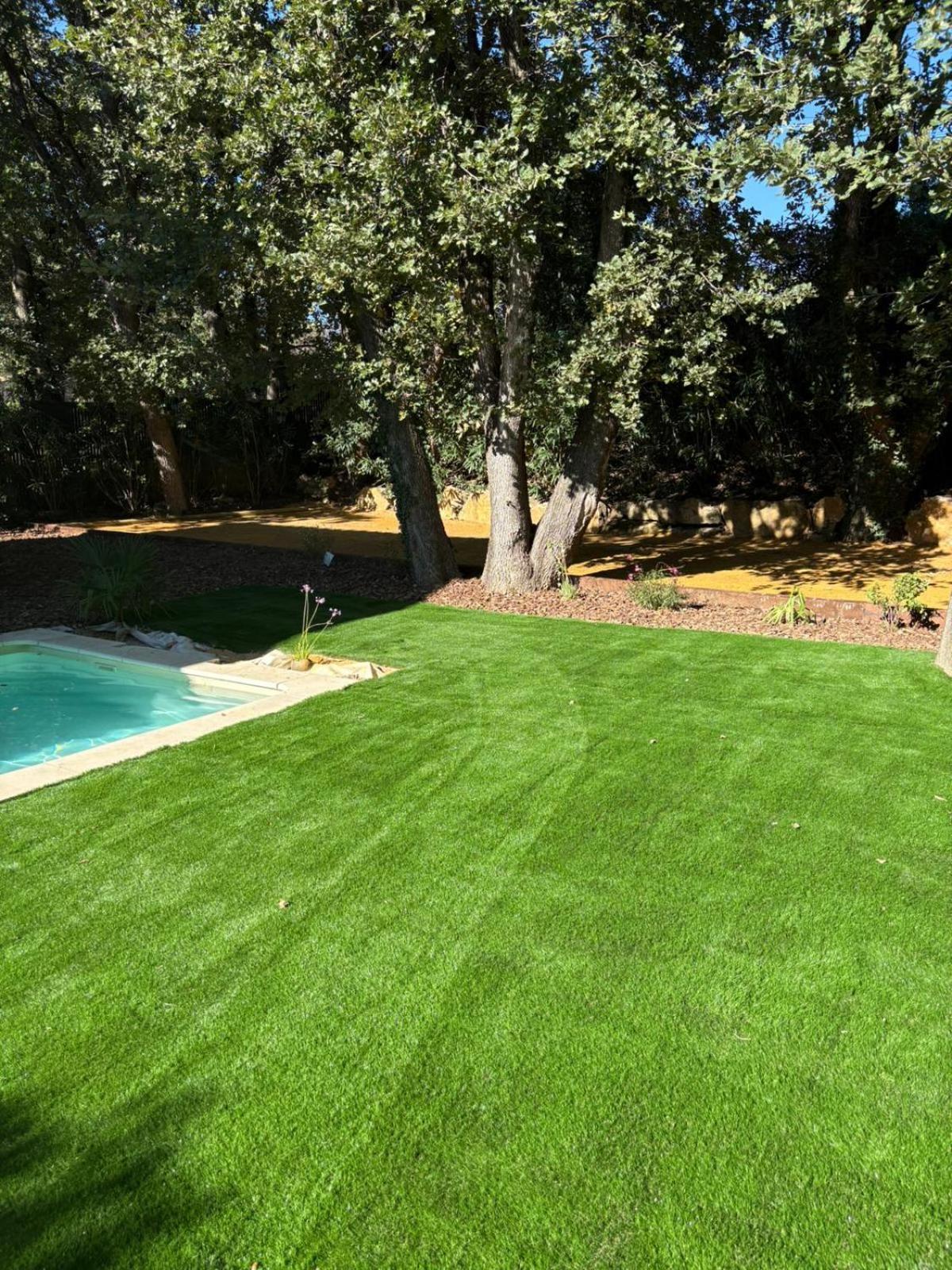 Les Jardins Du Castelas - Piscines, Jardins Et Spas Privatifs Uchaux Exterior photo